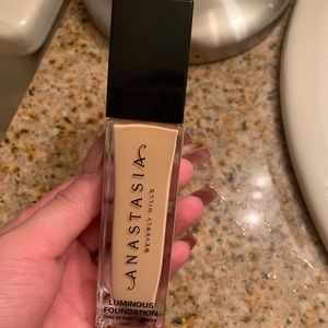 Anastasia Luminous Foundation